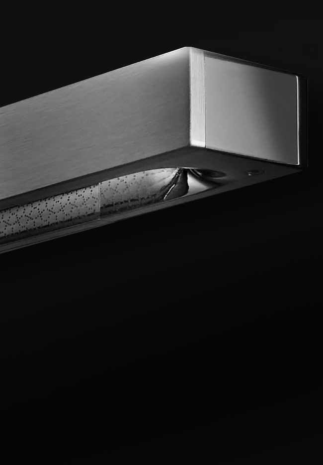 A close-up view of the NOIR™ handle's lace handle in a reflection.