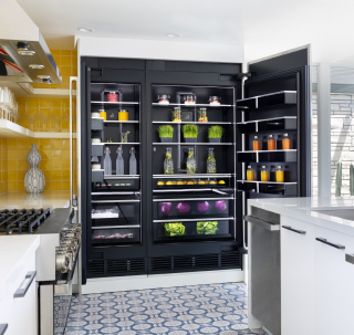 A whole-kitchen view featuring a pair of open JennAir® Columns with an Obsidian Interior. A whole-kitchen view featuring a pair of open JennAir® Columns with an Obsidian Interior.