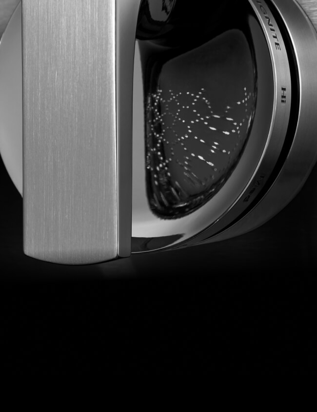 A close up view of the NOIR™ knob’s lace texture in a reflection. A close up view of the NOIR™ knob’s lace texture in a reflection.