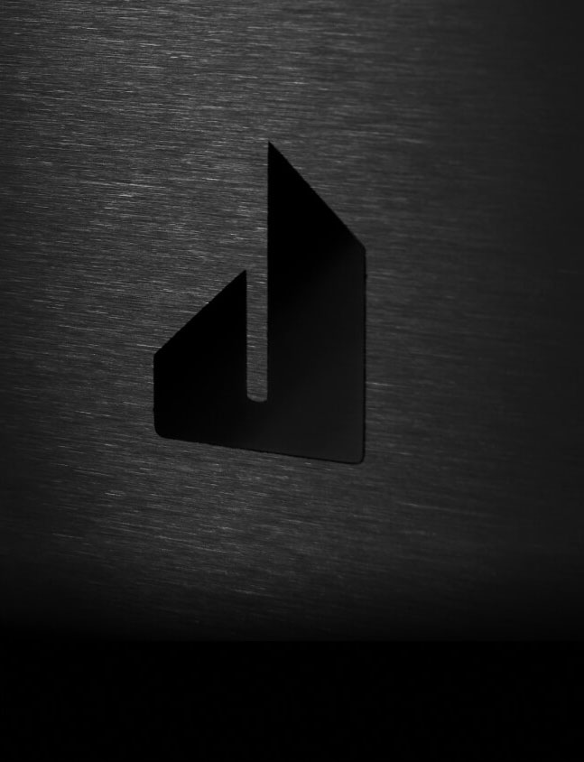 The screened Defiant J badge on the glass front of a NOIR™ Rangetop. The screened Defiant J badge on the glass front of a NOIR™ Rangetop.