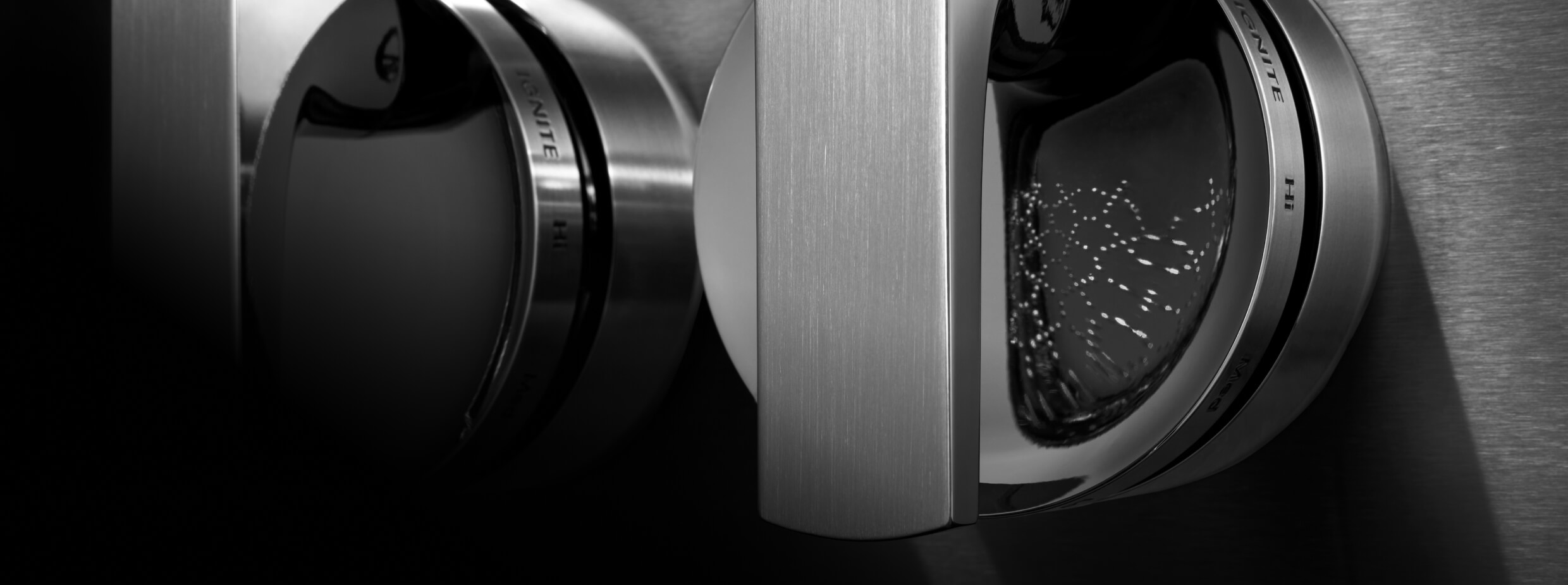 A close up view of the NOIR™ knob’s lace texture in a reflection. A close up view of the NOIR™ knob’s lace texture in a reflection.