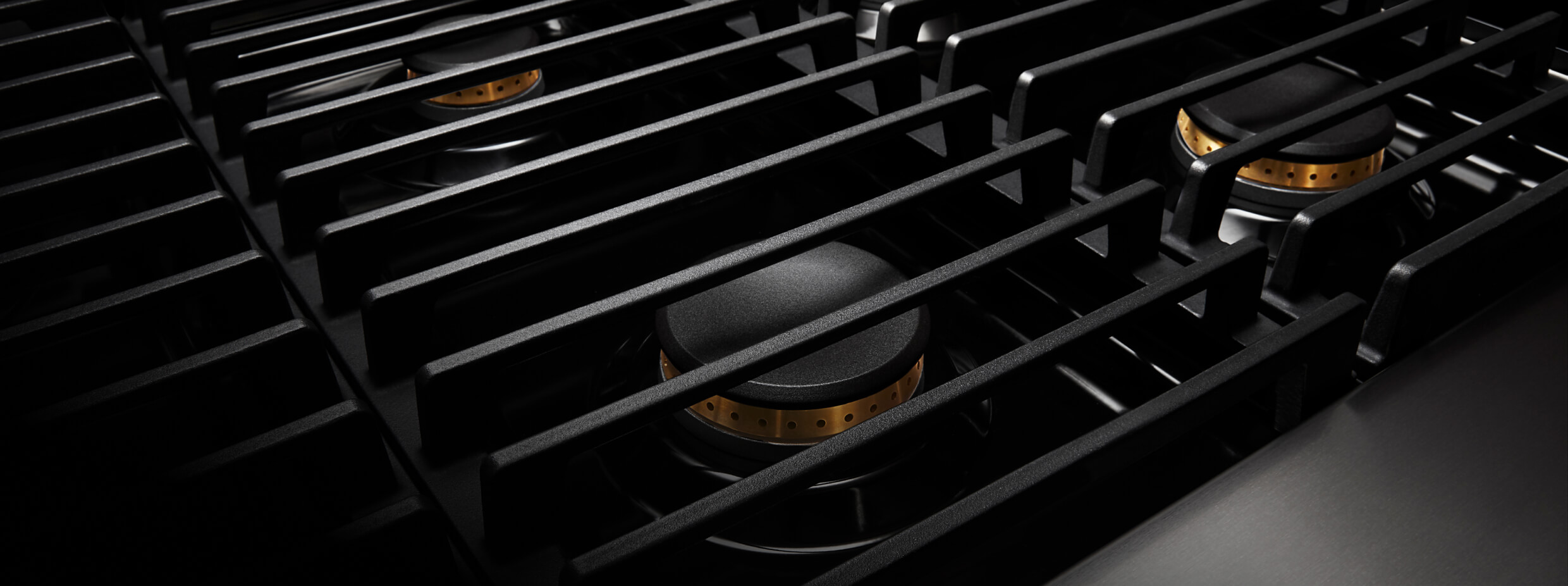 The grates on a JennAir® NOIR™ Rangetop. The grates on a JennAir® NOIR™ Rangetop.
