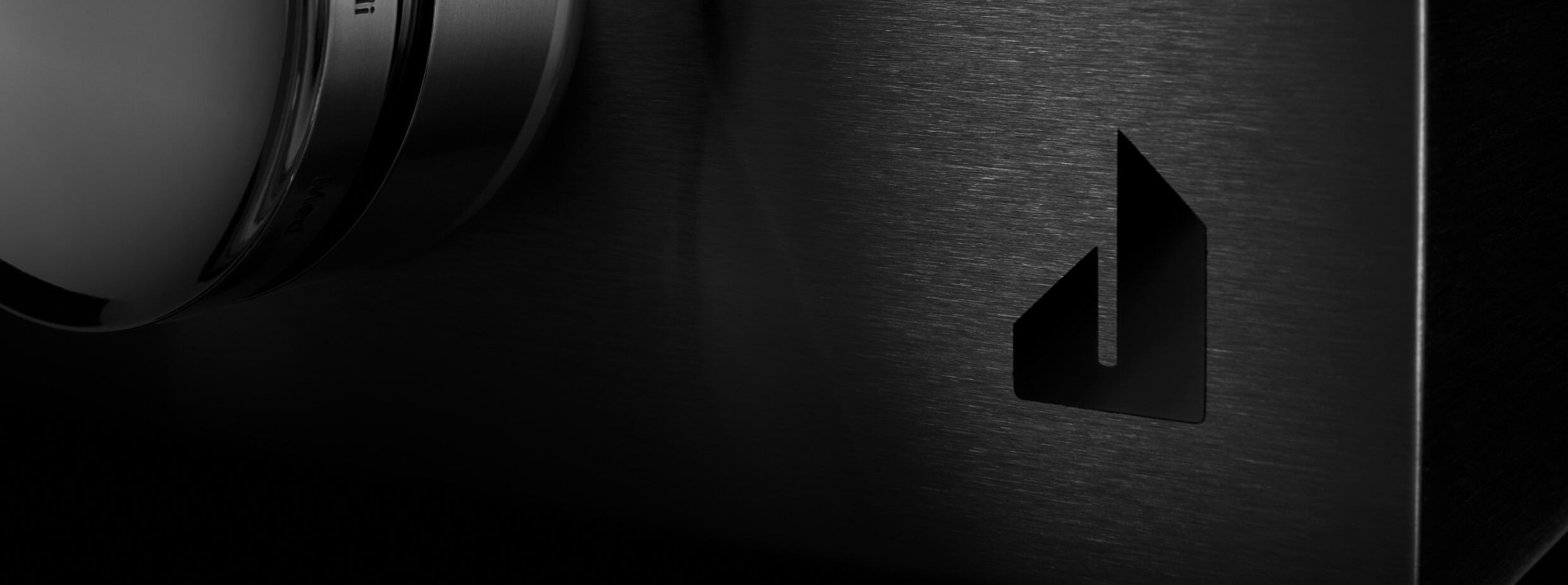 The screened Defiant J badge on the glass front of a NOIR™ Rangetop. The screened Defiant J badge on the glass front of a NOIR™ Rangetop.