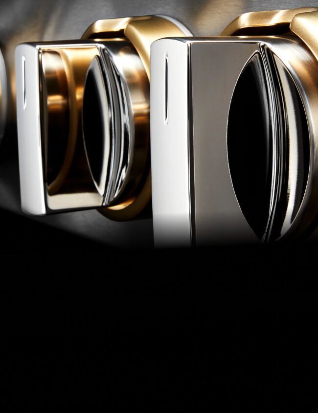 Closeup of the knobs of a JennAir® RISE™ Design Expression Rangetop, showing the brass details. Closeup of the knobs of a JennAir® RISE™ Design Expression Rangetop, showing the brass details.