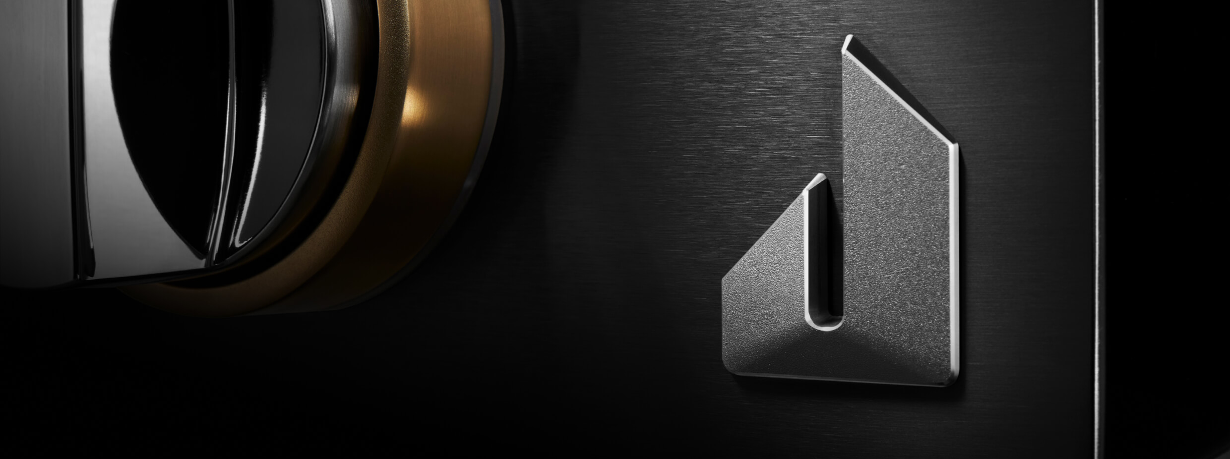 The Defiant J badge on a RISE™ Rangetop. The Defiant J badge on a RISE™ Rangetop.