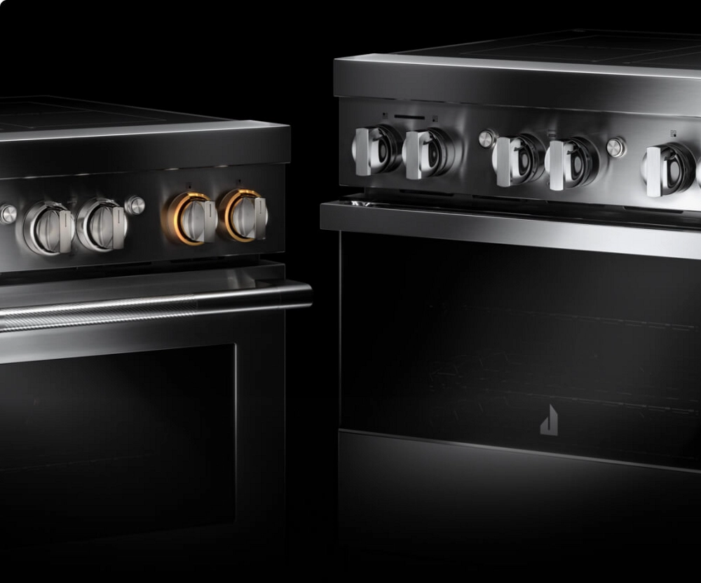 The knobs and handles of a RISE™ and NOIR™ induction range.