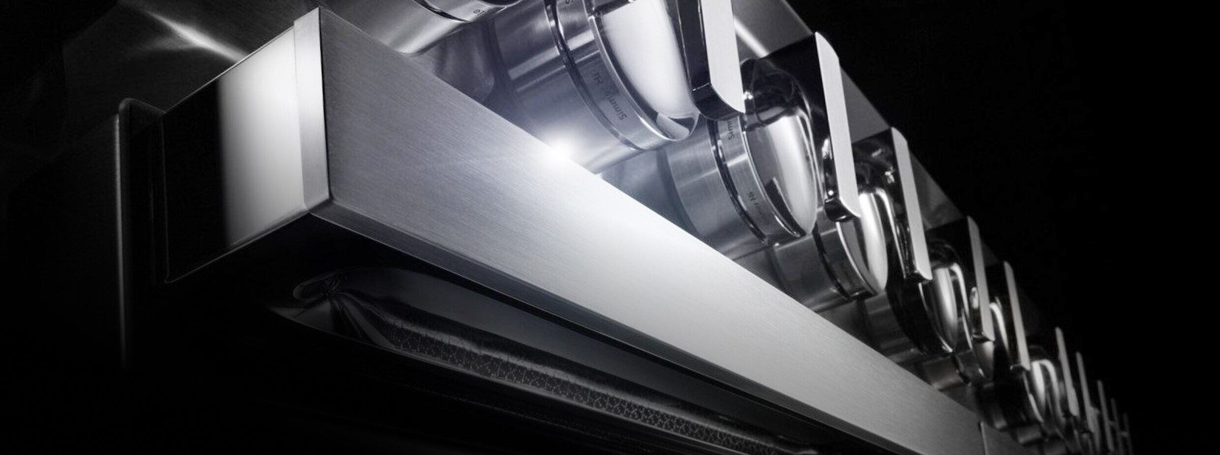 A close up of the bold, squared handle.